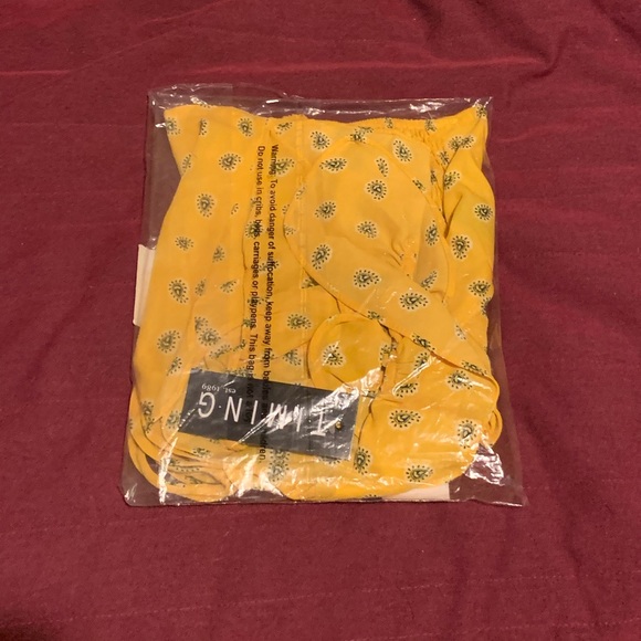 Flowie Off Shoulder Crop Top - Picture 6 of 6